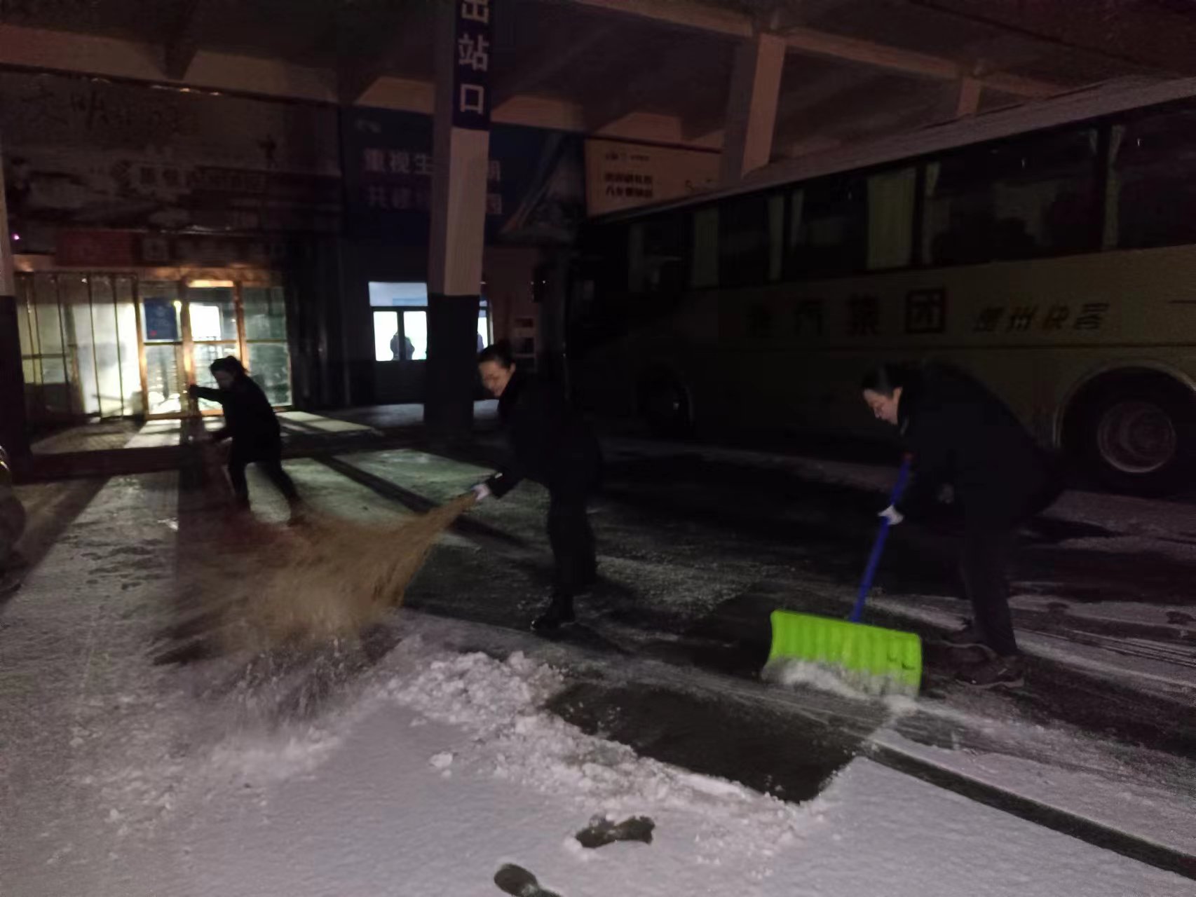 清扫站区积雪  确保旅客出行安全